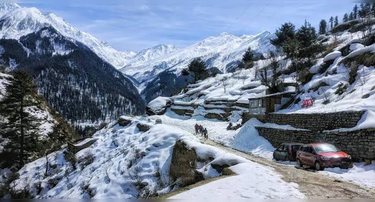 Snow-dusted Himalayan mountains in Manali